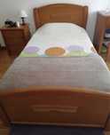 Cama de solteiro com colchao em madeira pingo de mel