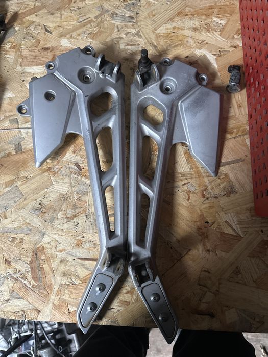 Кронштейн підніжок Suzuki gsr600,400