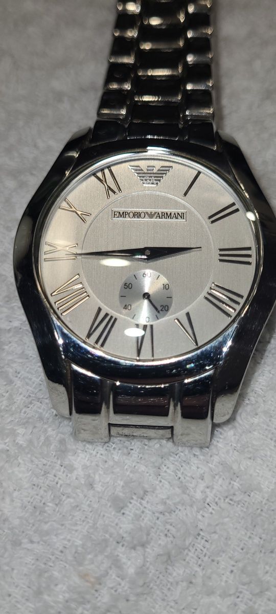 Продам часы Armani 100% оригинал.