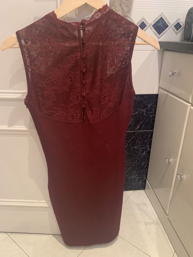 Vestido vermelho (bordeaux) com renda  da  zara no Tamanho S