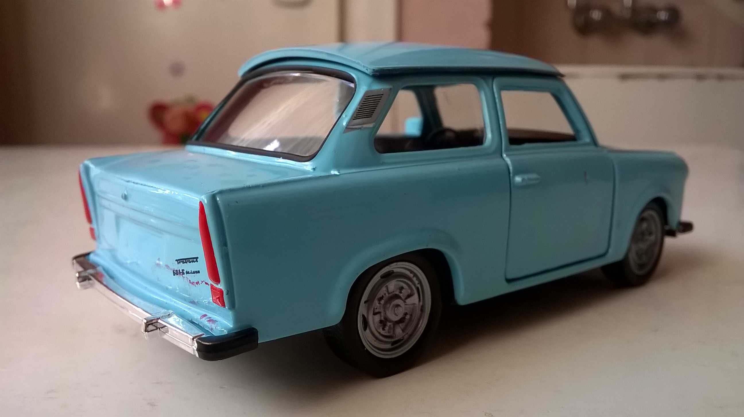 TRABANT 601 - model w wersji sedan; skala 1:43; metalowo-plastikowy