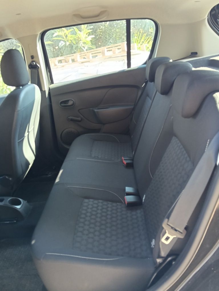 dacia Sandero preto
