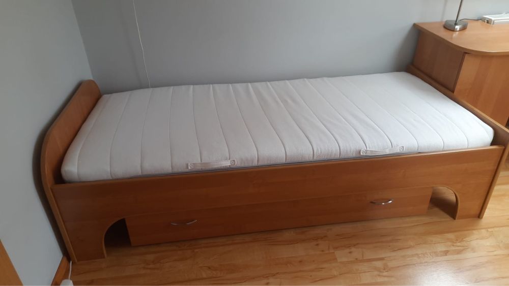 Łóżko pojedyncze z materacem