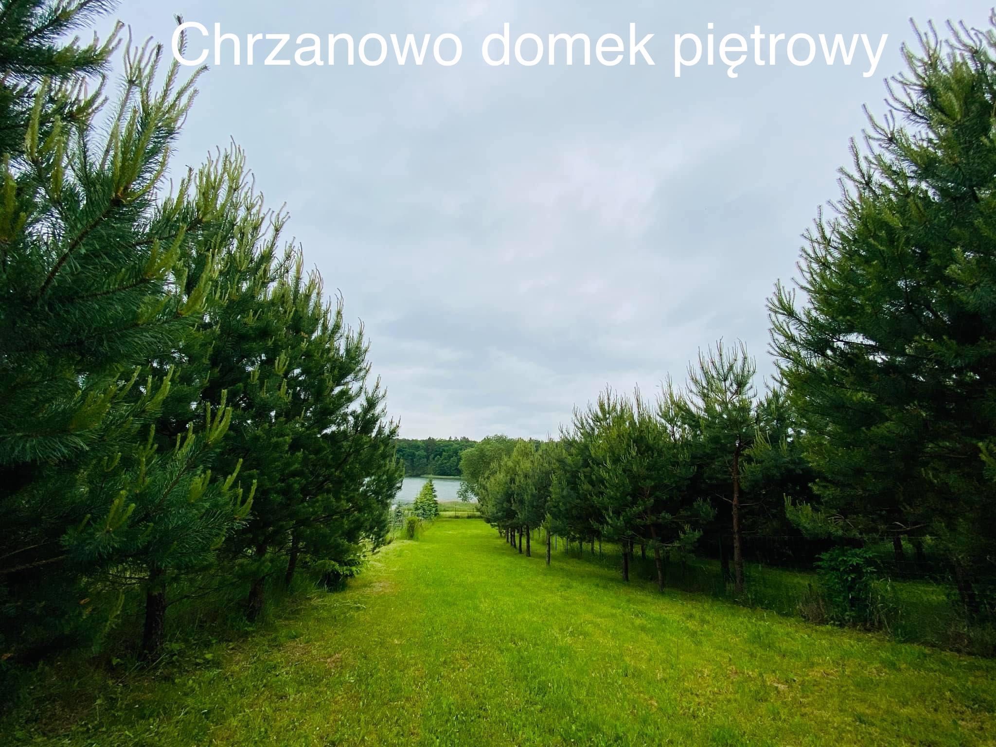 Domek piętrowy z dostępem do jeziora, z basenem