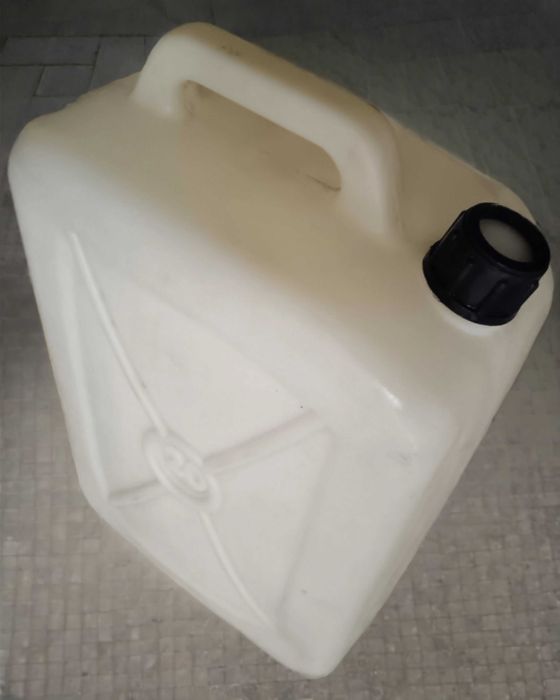 Jerrican 20 L para azeite usado e em bom estado.