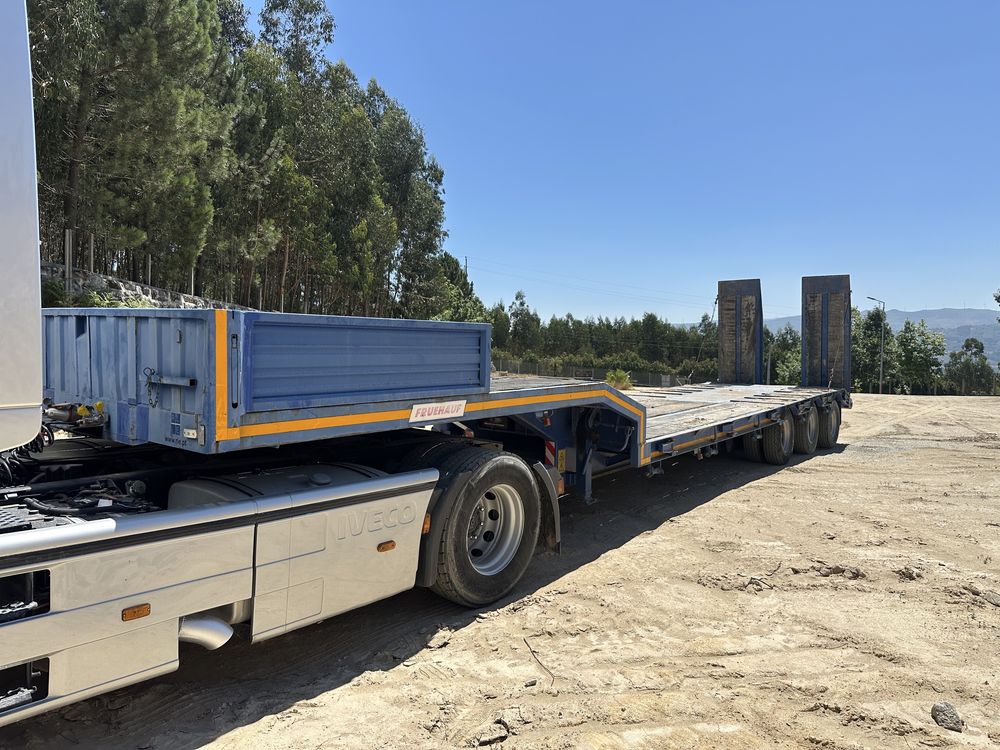 Camião Iveco Stralis + Porta-máquinas de 3 eixos