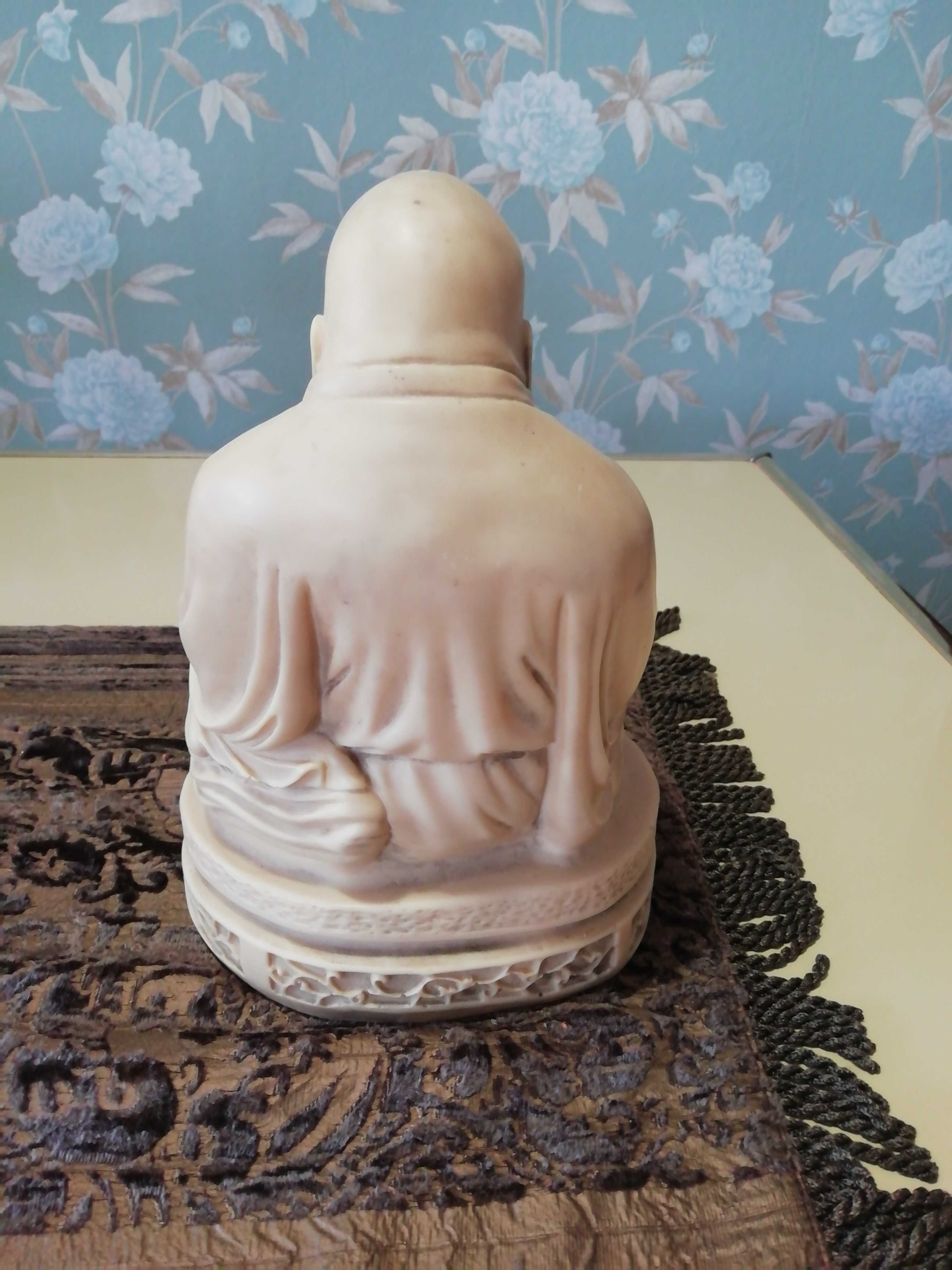 Buda em pedra sabão com  cm de altura