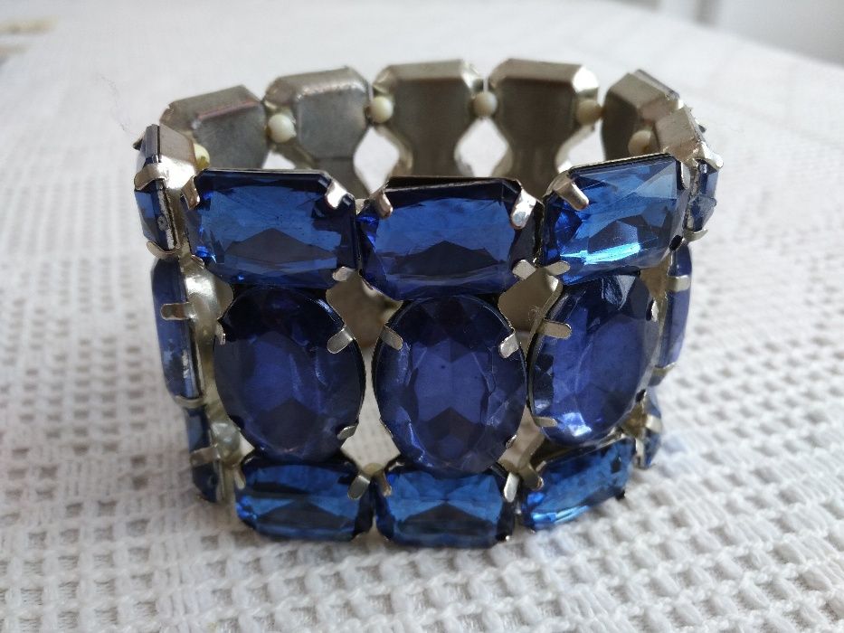 Pulseira com brilhantes de cor azul