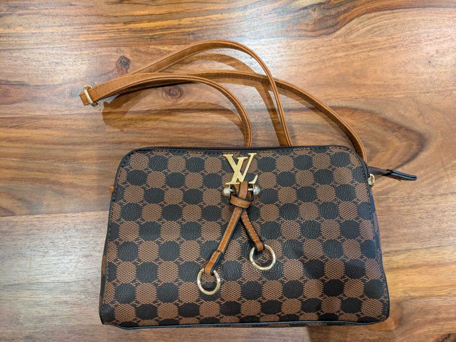 Mala pequena (Louis Vuitton não original)