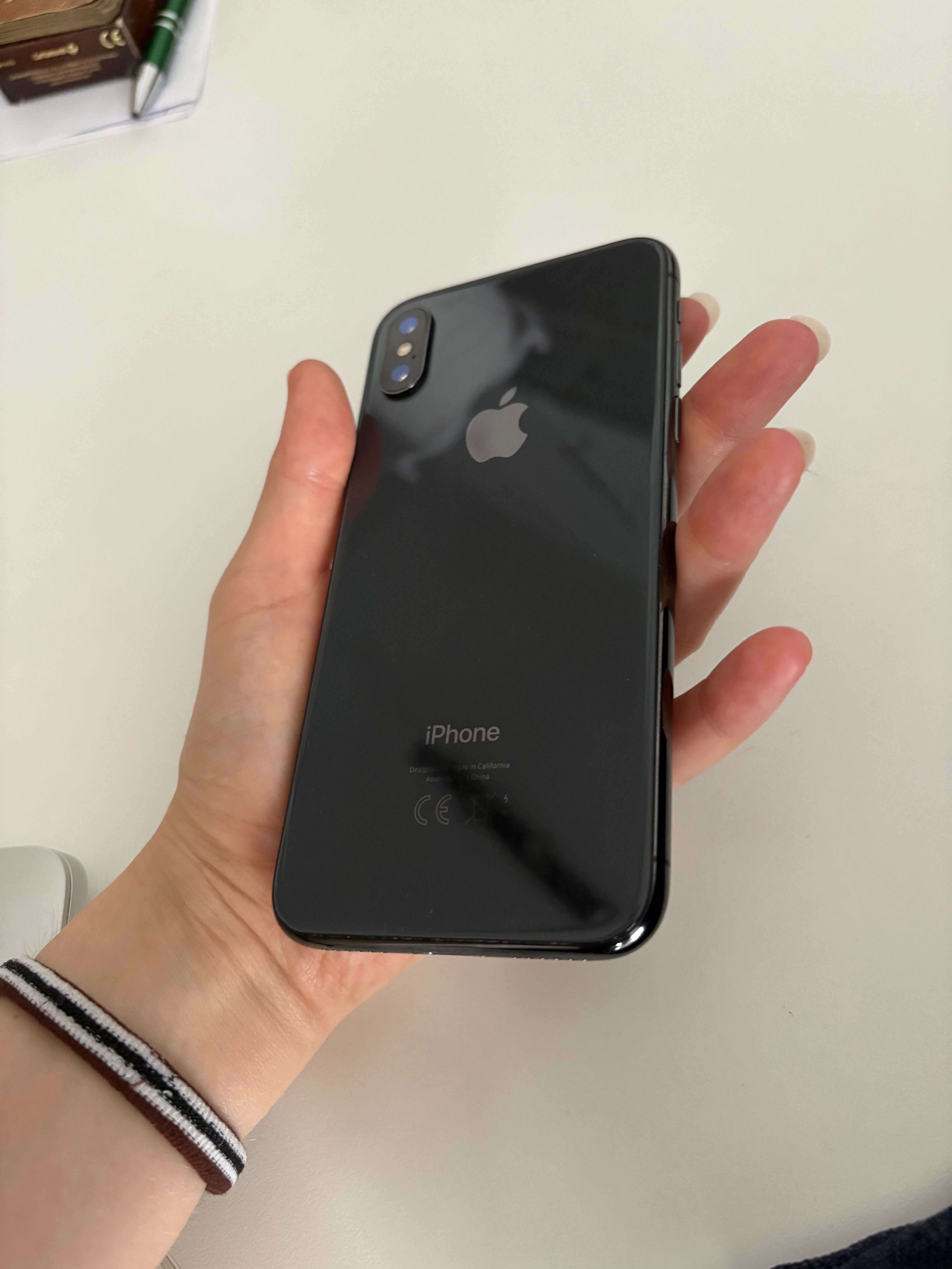 iPhone X- z małym pęknięciem