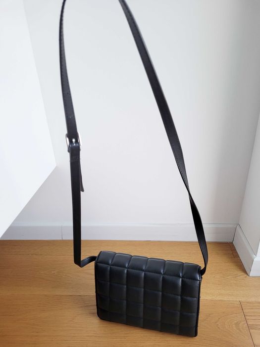 Czarna mała torebka na ramię pikowana