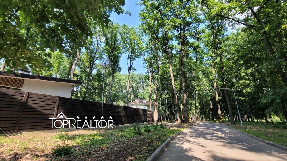 Продам участок  15 соток в коттеджном посёлке Роял Клаб лесопарк