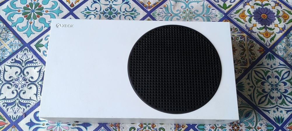 Xbox Series S z pudełkiem (lekko uszkodzonym)