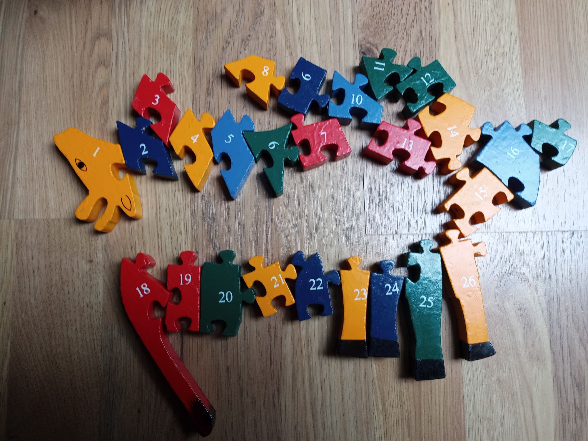 Żyrafa puzzle z alfabetem i cyferkami