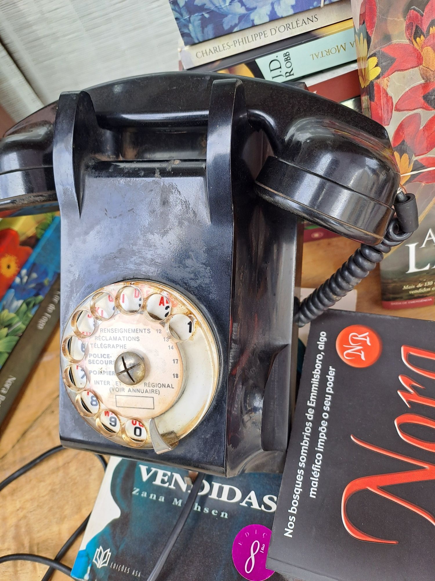 Telefone antigo de parede