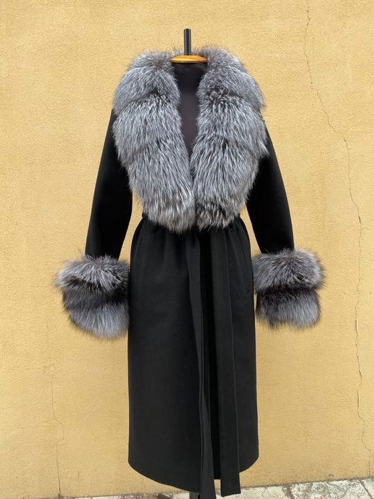 Пальто з чорнобуркою