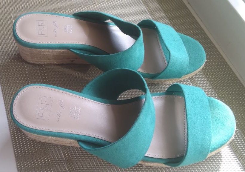 Шльопанці,сланці,тапки жіночі