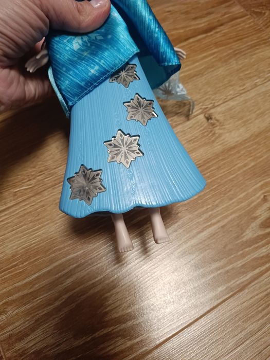 ELSA lalka - kraina lodu. Świeci i gra