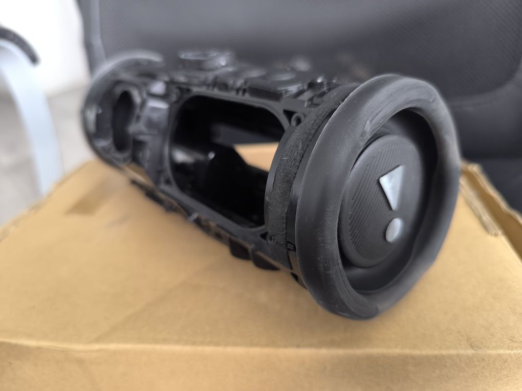 JBL Charge 5, korpus, membrany bierne, klapka baterii, przyciski