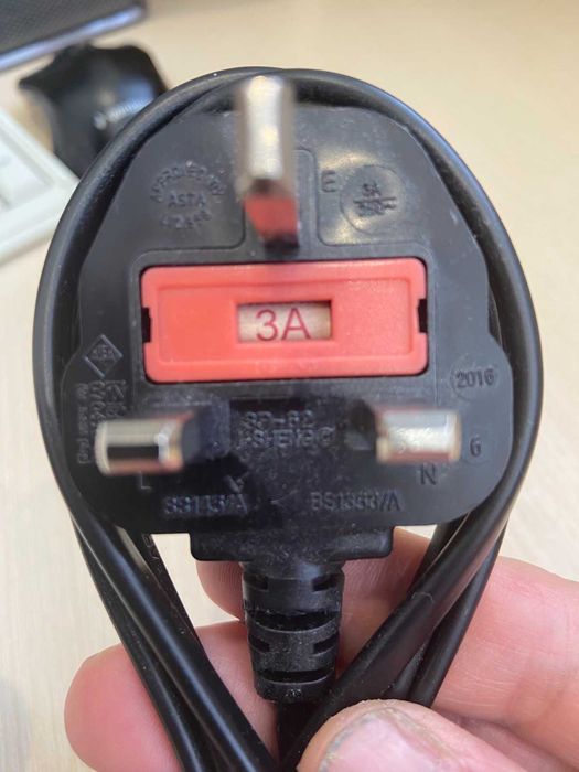 Продам зарядку для ноутбука 3 пин с вилкой