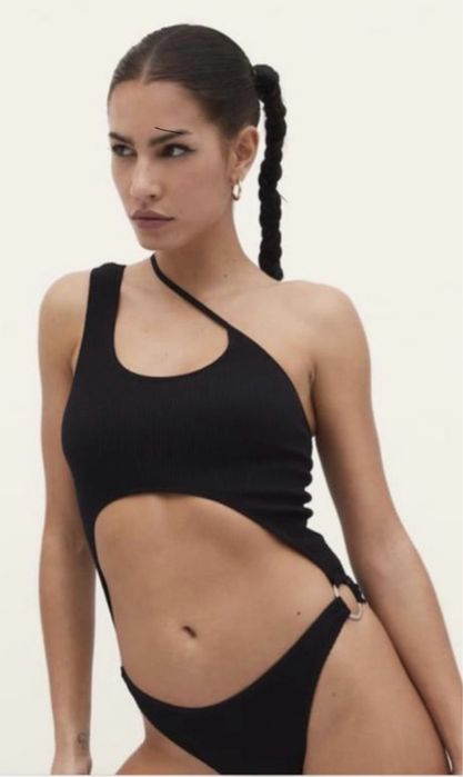 Чорний суцільний купаник в рубчик на одне плече Stradivarius