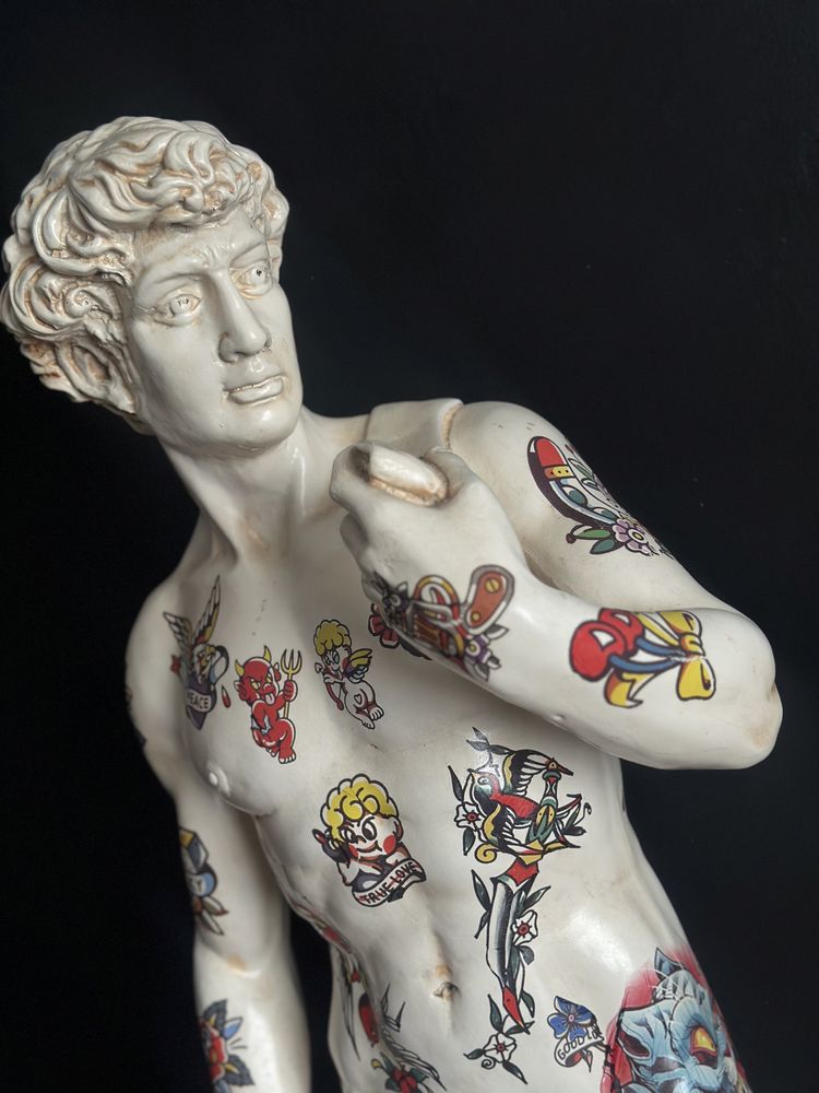 Duże rzeźby figury z palstiku zdobione tatuażami pop art