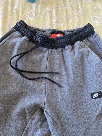 Calças Nike  cinzentas , tamanho S em bom estado
