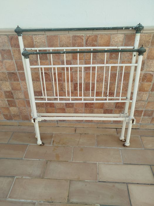 Cama de ferro antiga