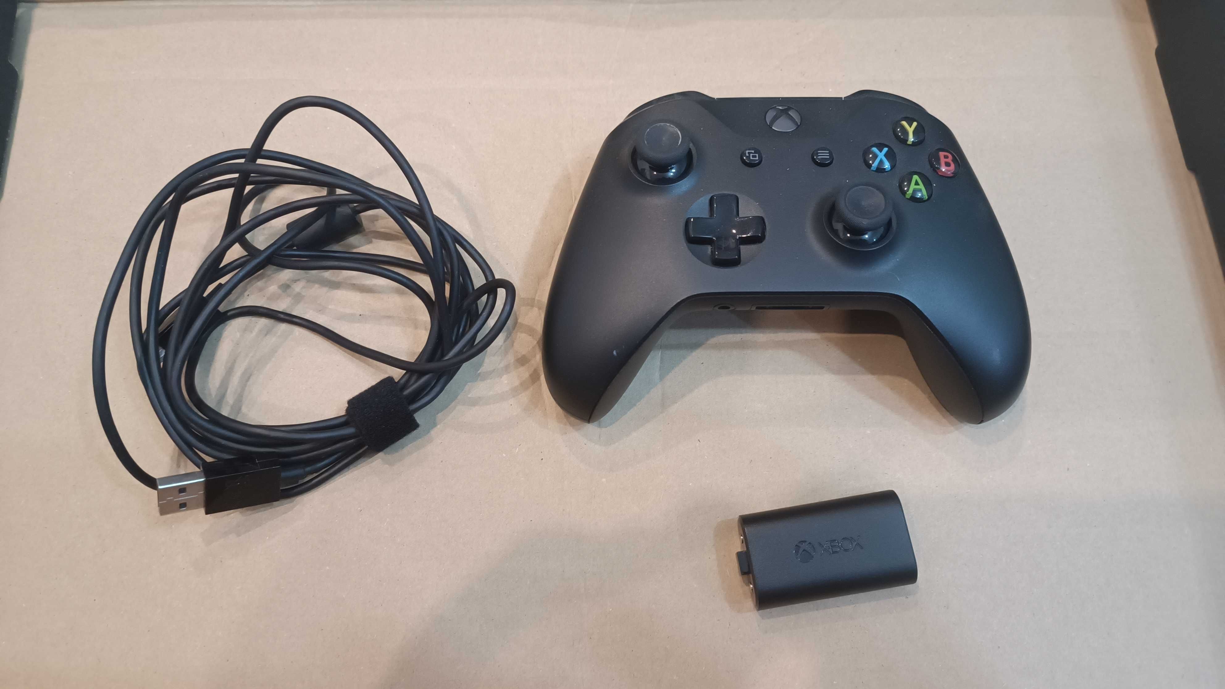 Pad Xbox One + zestaw Play&Charge - akumulator z przewodem USB