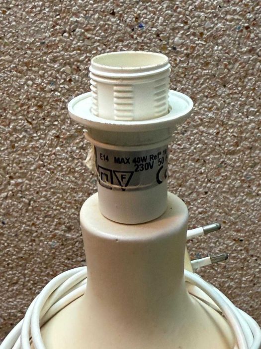 Candeeiro de Mesa em Cerâmica com Design Abstrato