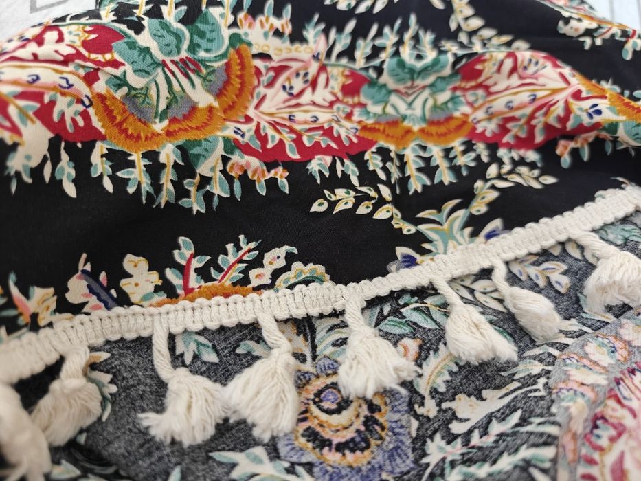 Zwiewna i zmysłowa – sukienka z frędzelkami na lato