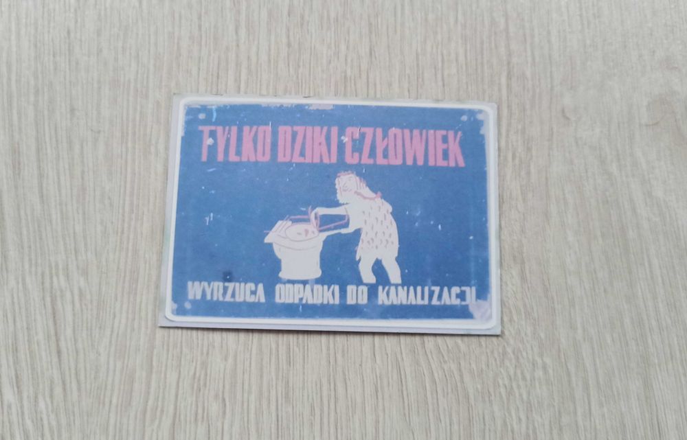 Tylko dziki człowiek wyrzuca odpadki do kanalizacji magnes