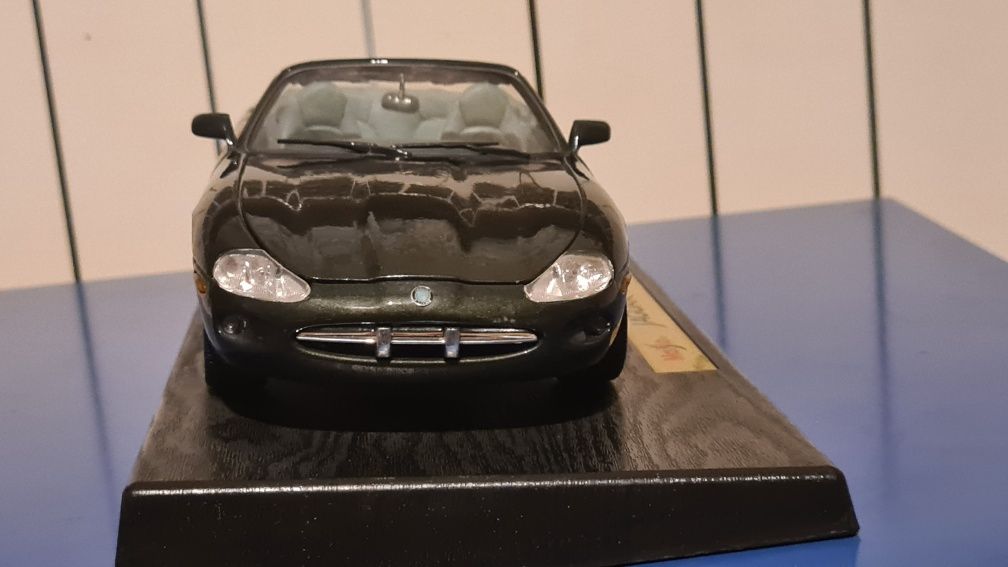 Jaguar XK8 firmy Maisto 1:18