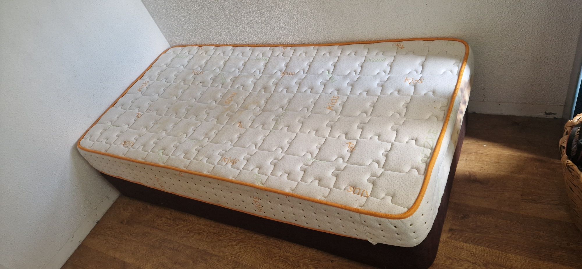 Cama somier de madeira com colchão (como novo)