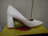 Продам білі туфлі 38 розміру