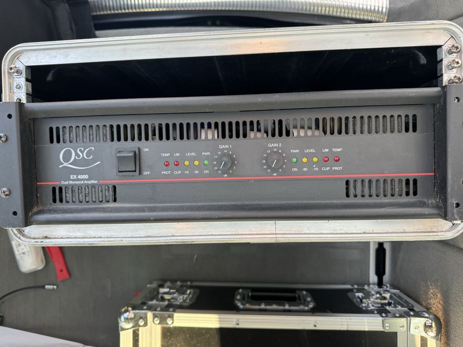 Amplificador QSC EX4000 c/Rack SKB 4U