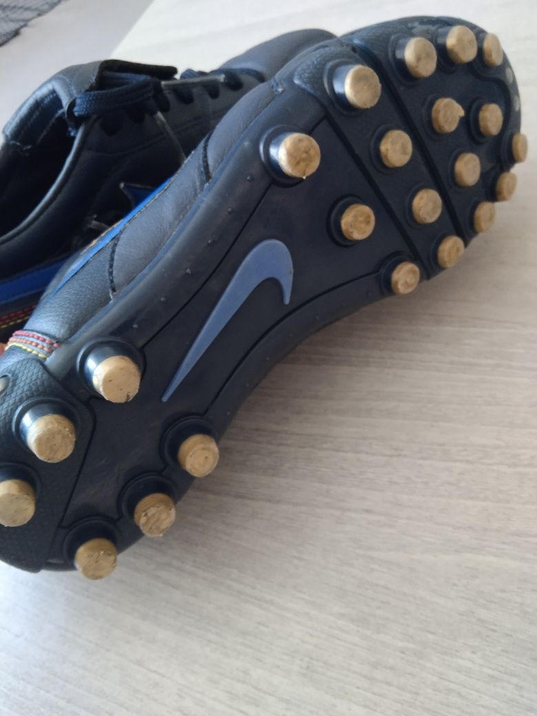 Buty piłkarskie korki dla chłopca 36.5 Nike