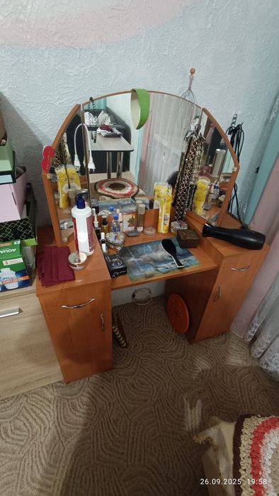 Трюмо, столик для макияжа.