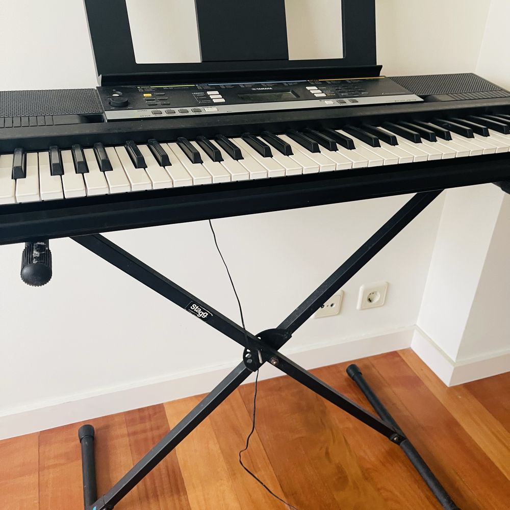Teclado Yamaha PSR E 243 com Base de Apoio.
