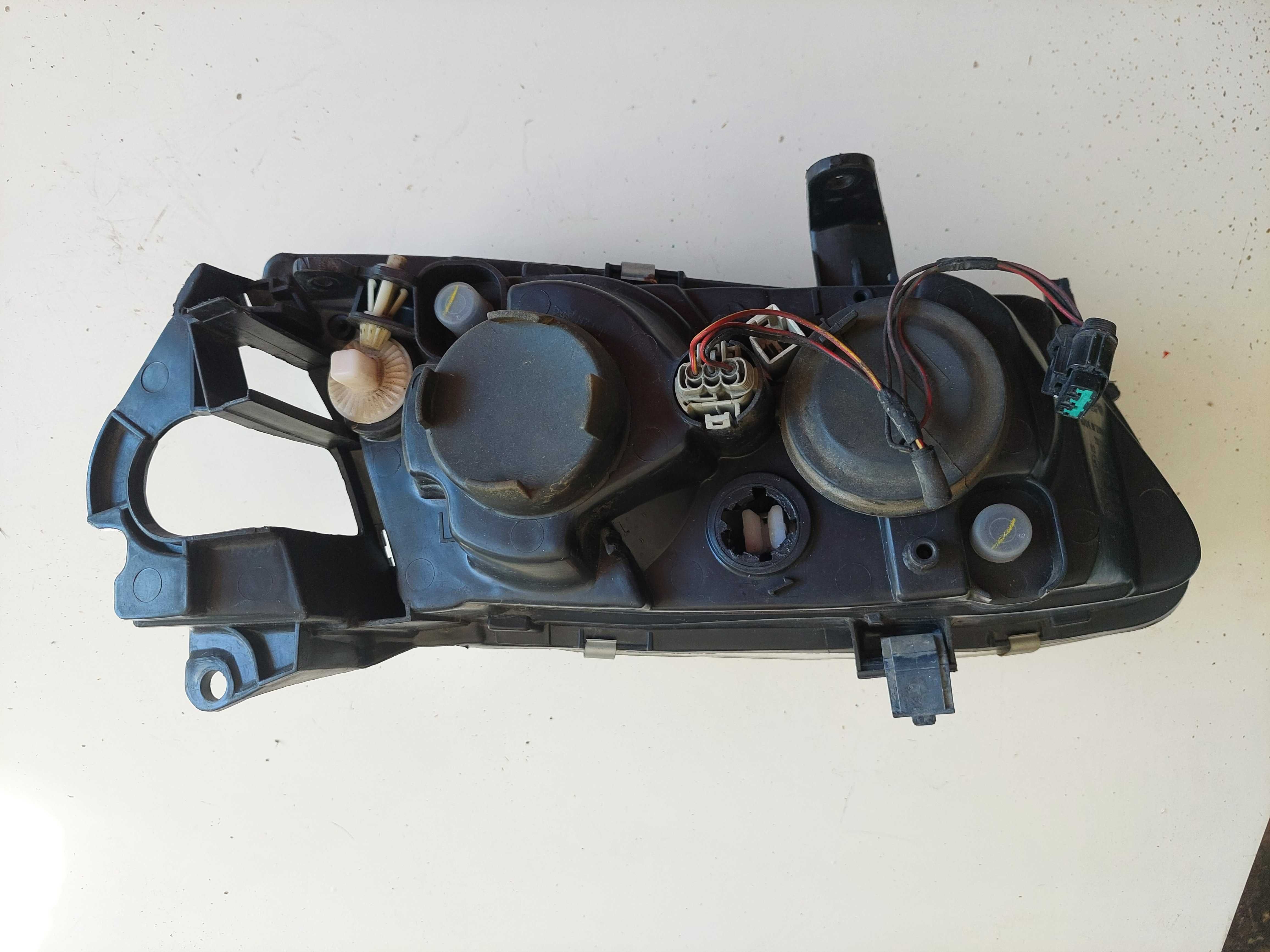 farol Nissan almera esq