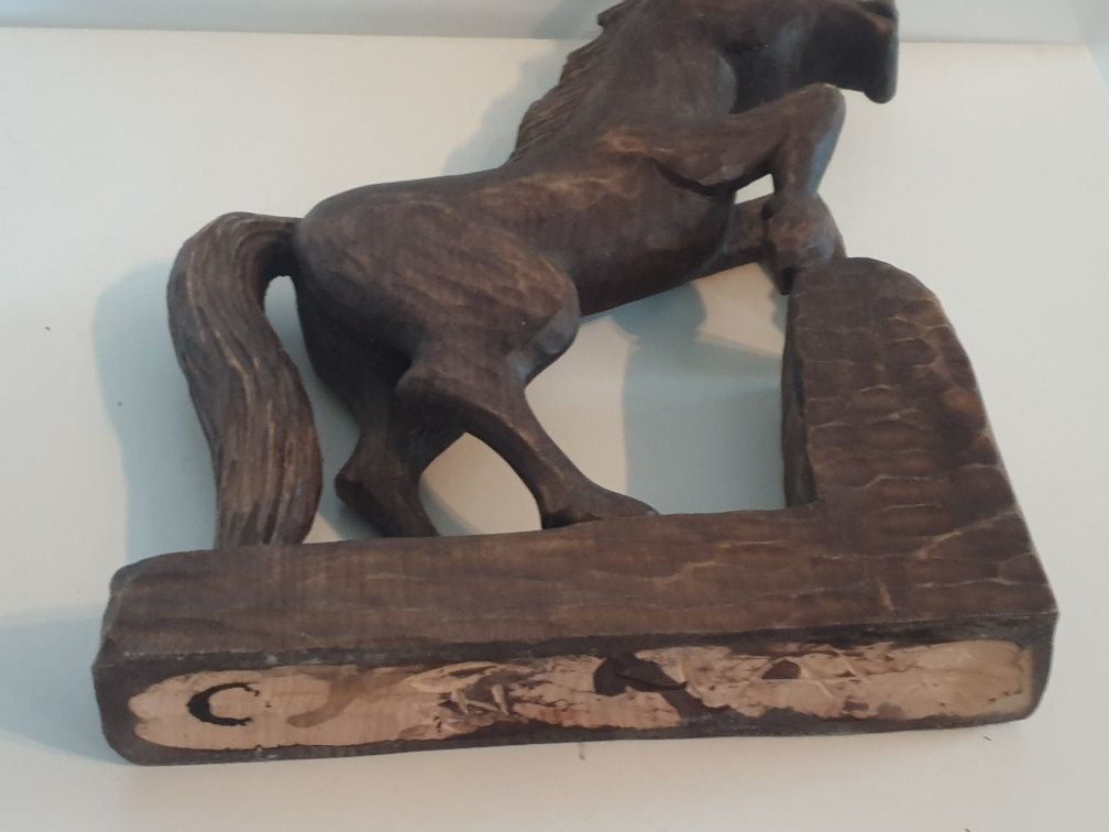 Drewniana rzeźba, figura konia