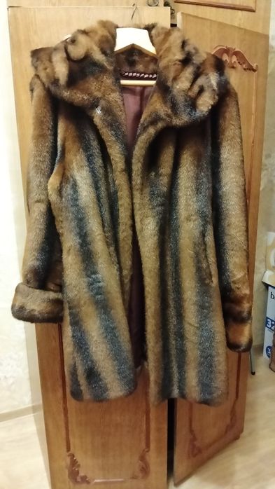 Шуба жіноча із штучного хутра.