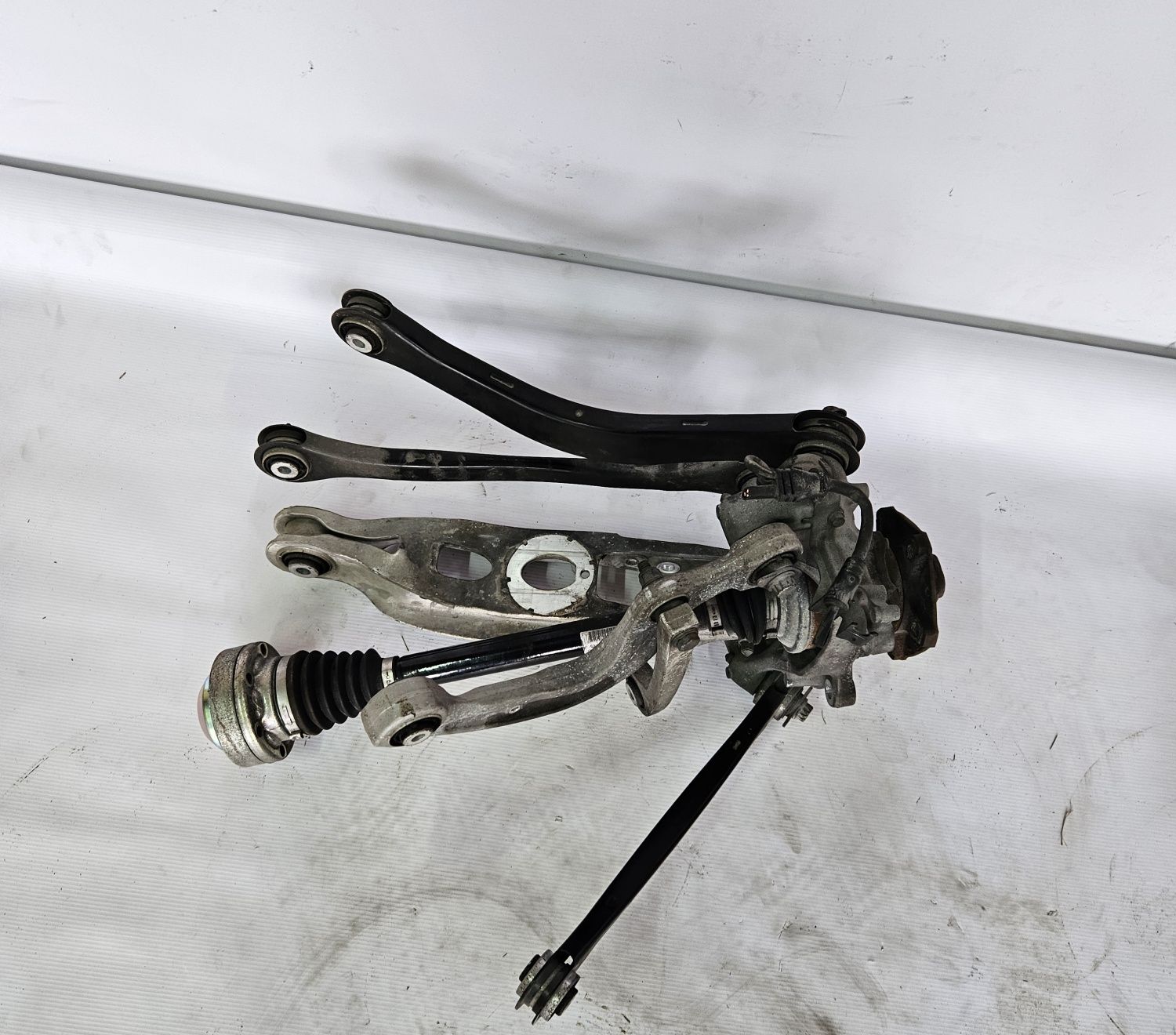 Audi a4 s4 b9 a5 s5 8w f5 zwrotnica lewa tylna tył wahacz piasta