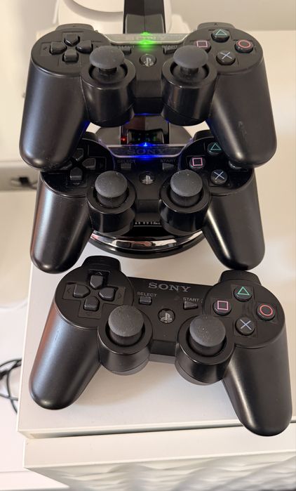 Playstation 3 Super Slim 500GB, com 3 comandos com base e 23 Jogos