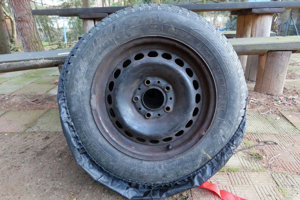 Komplet kół opony zimowe 8mm Dębica Frigo 2 195/65 R15 felgi, pokrowce
