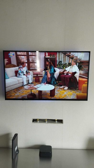 TV marca STREAM com 115 cm de largura impecavél