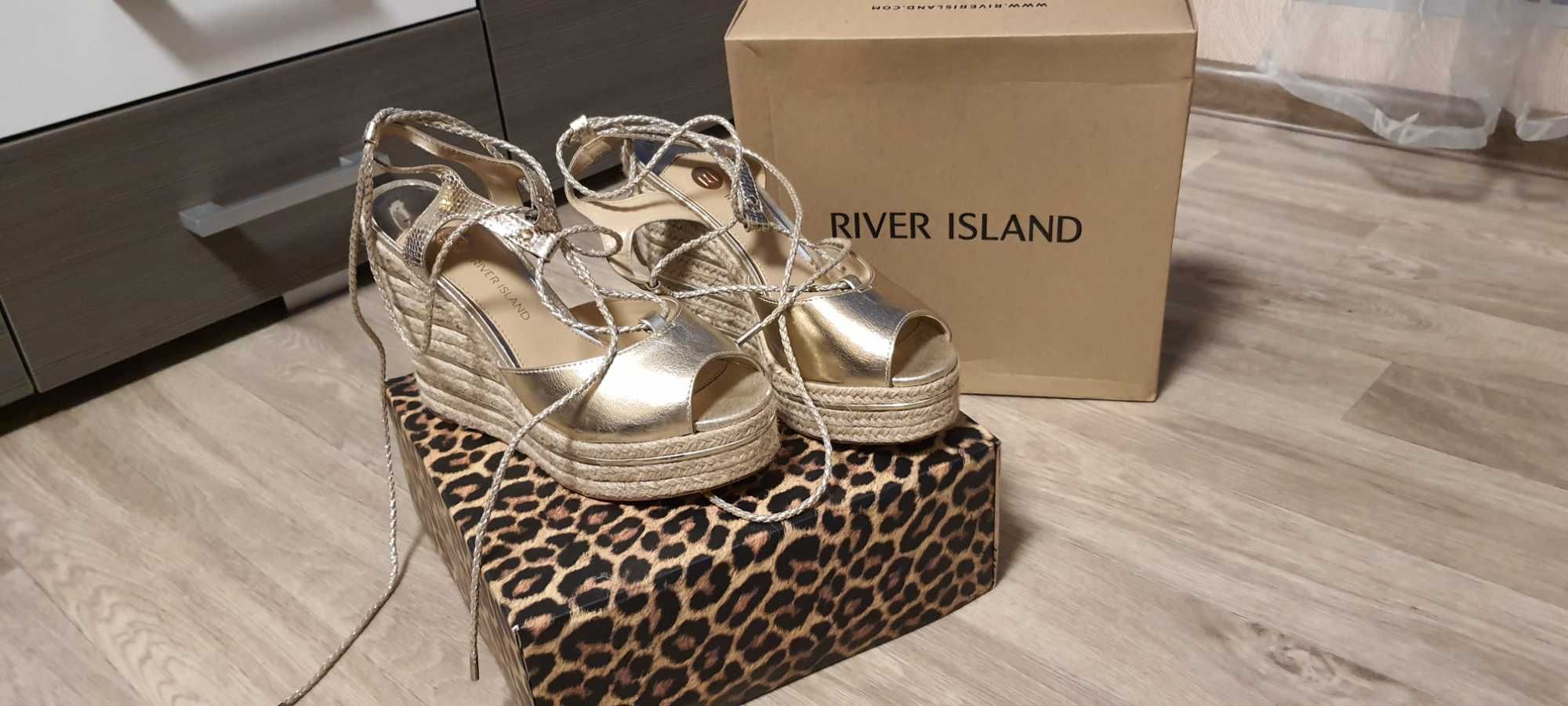 Босоніжки на платформі. River Island