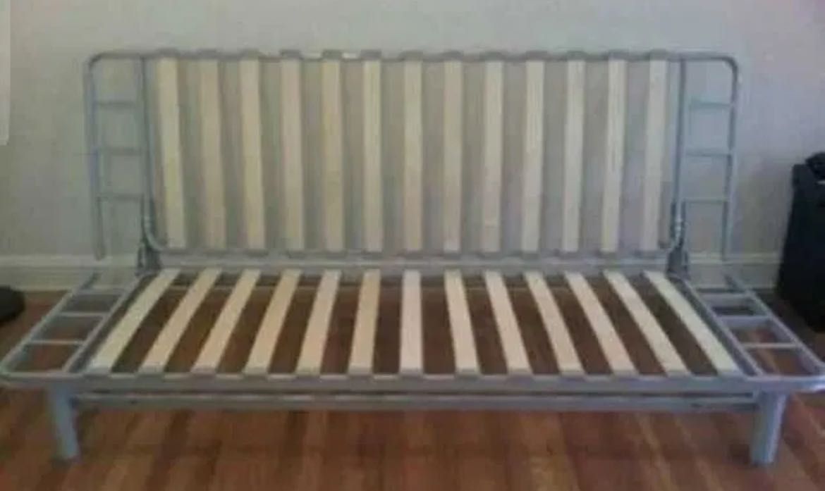 Wspaniałe łóżko z możliwością przekształcenia sofy (3 różne sposoby).