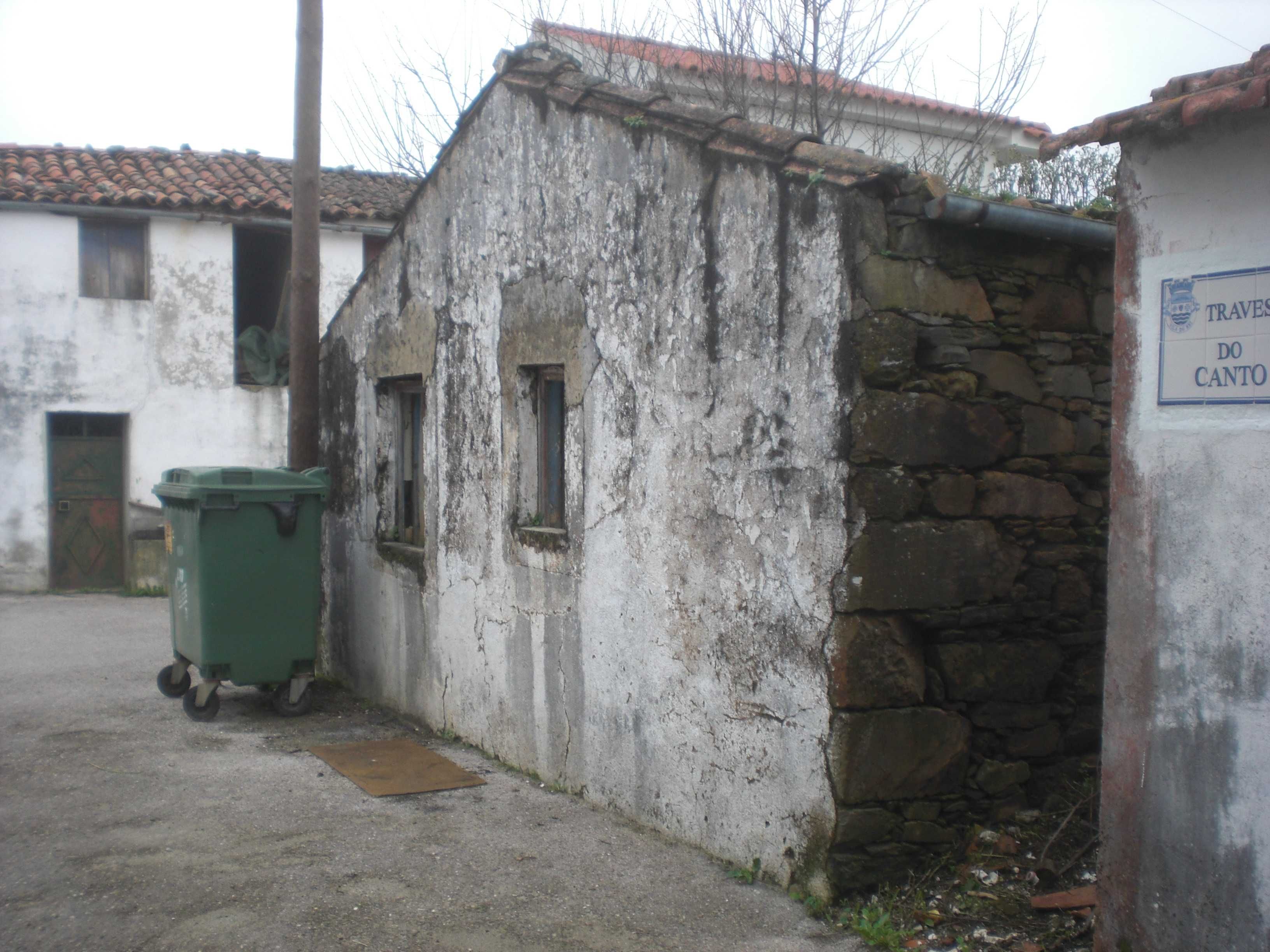 Vendo duas casas de aldeia para recuperar perto de praias fluviais