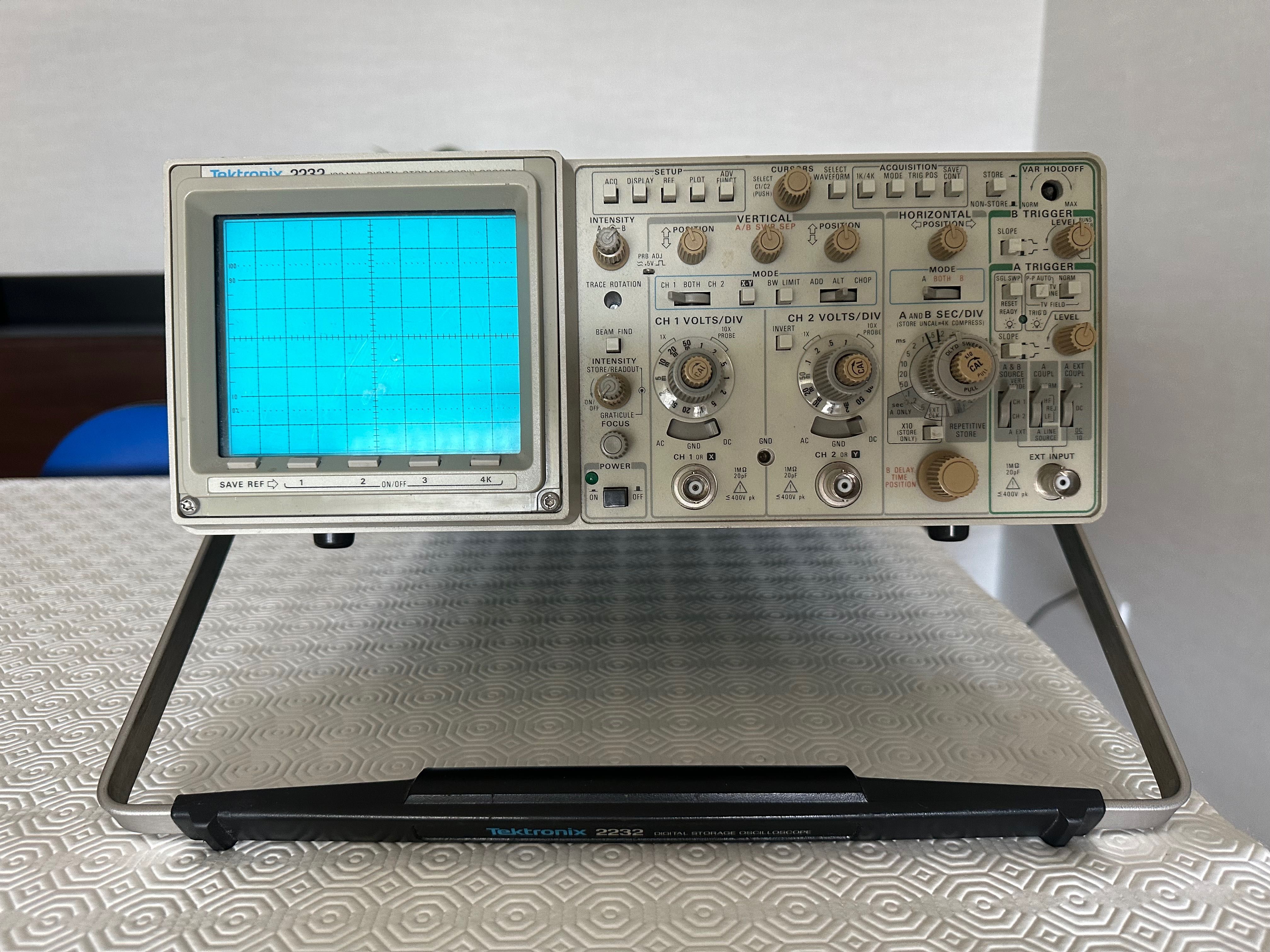 Osciloscópio Tektronix 2232 de 100 MHz